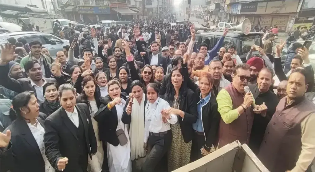 पश्चिमी यूपी के 22 जिलों में बंद, वकील सड़क पर