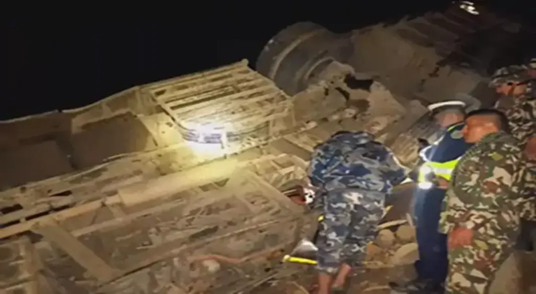 नेपाल- बस हाईवे से नदी में गिरी, 18 की मौत:25 घायल, मरने वालों में 2 विदेशी नागरिक; कंट्रोल खोने से हादसा