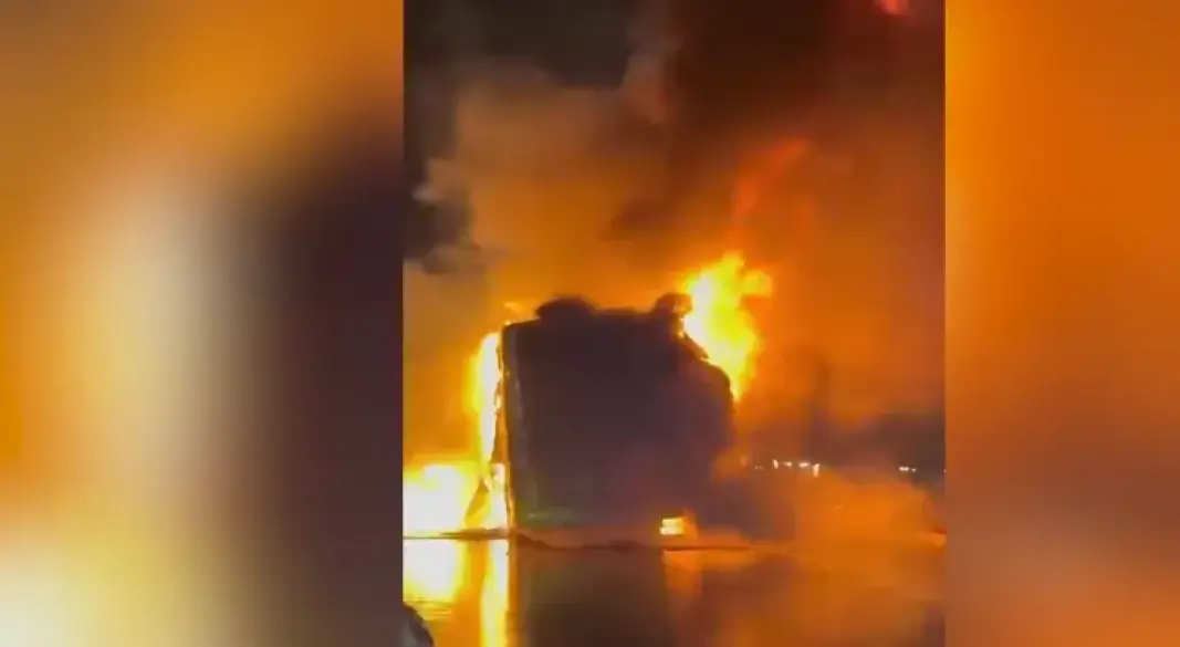 आग लगने के बाद धूं-धूंकर जलती बस