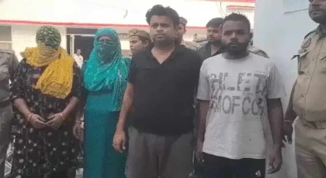पुलिस हिरासत में आरोपी पत्नी और उसका परिवार