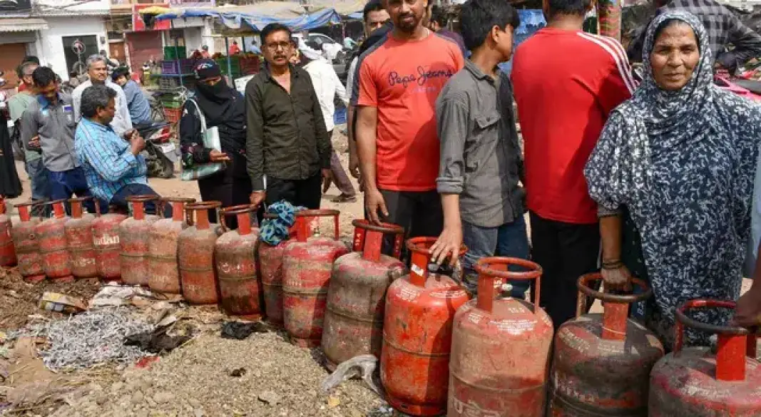 सरकार बोली- जरूरत की 60% LPG आयात करते हैं