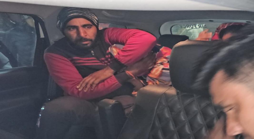 बच्चे की तरह भाई से चिपकी कपसाड़ कांड पीड़िता