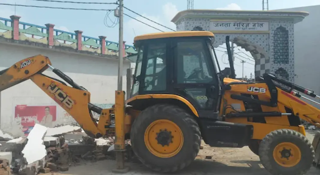 संभल में बुल्डोजर कार्यवाही