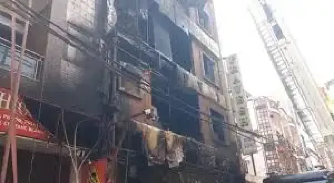 दिल्ली में 4 मंजिला बिल्डिंग में आग, 9 मौतें