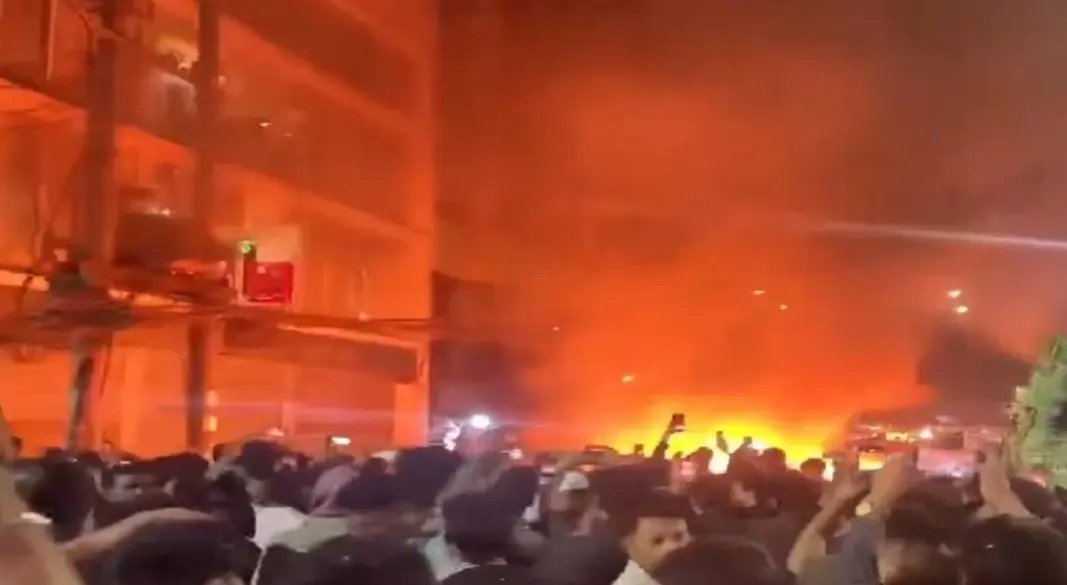 बांग्लादेश में 2 न्यूज चैनल्स, अवामी लीग के ऑफिस फूंके